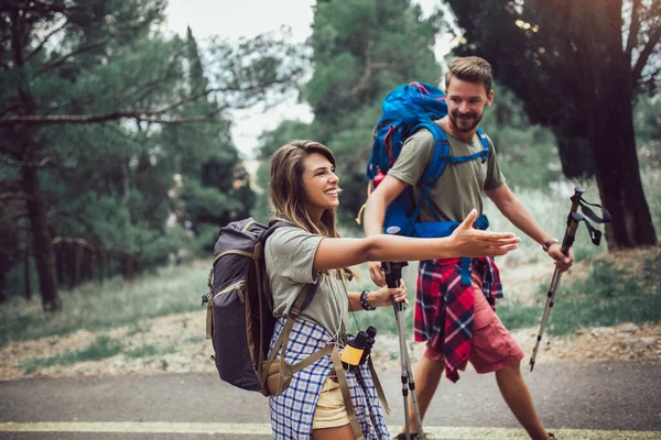 Backpacker Paar Wandert Herbst Mit Stöcken — Stockfoto