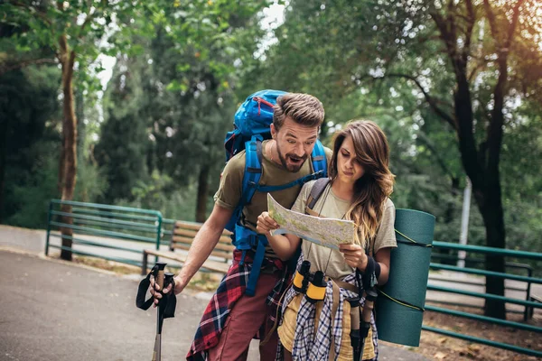 Paar Wandert Durch Den Wald Karte Nutzen Gute Orientierung Bekommen — Stockfoto