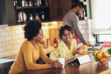 Mutfakta aile online alışveriş yapıyor.