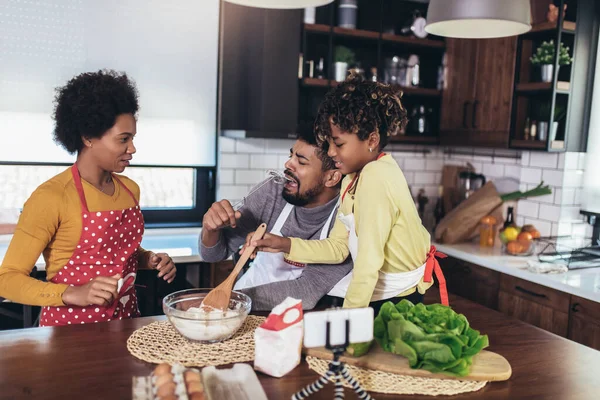 快乐的家庭一起在厨房准备健康的食物 — 图库照片