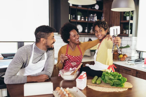 Счастливая Чёрная Семья Проводит День Кухне Девушка Телефону — стоковое фото