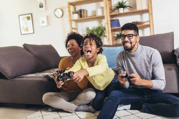 Familia Afroamericana Casa Sentada Sofá Sofá Jugando Videojuegos Consola Juntos — Foto de Stock