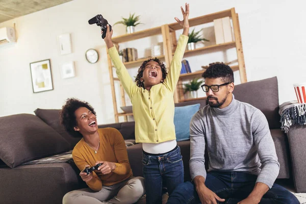 Familia Afroamericana Casa Sentada Sofá Sofá Jugando Videojuegos Consola Juntos — Foto de Stock