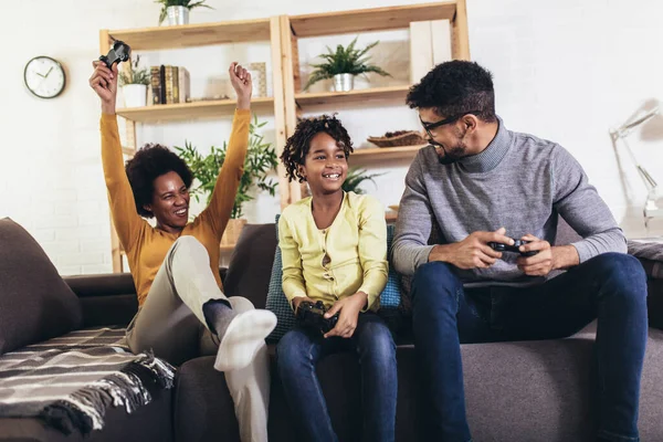 Familia Afroamericana Casa Sentada Sofá Sofá Jugando Videojuegos Consola Juntos — Foto de Stock