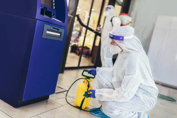 Trabajadores Profesionales Trajes Materiales Peligrosos Desinfectando Cajeros Automáticos — Foto de Stock
