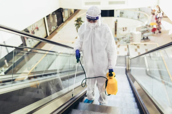 Trabajadores Profesionales Trajes Materiales Peligrosos Desinfectando Interiores Centros Comerciales Riesgo — Foto de Stock