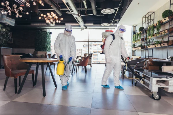 Professionele Werknemers Hazmat Pakken Desinfecteren Binnenshuis Van Cafe Restaurant Pandemische — Stockfoto