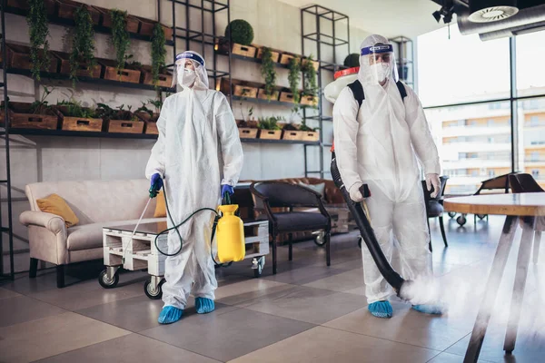 Trabajadores Profesionales Trajes Materiales Peligrosos Desinfectando Interiores Cafetería Restaurante Riesgo — Foto de Stock