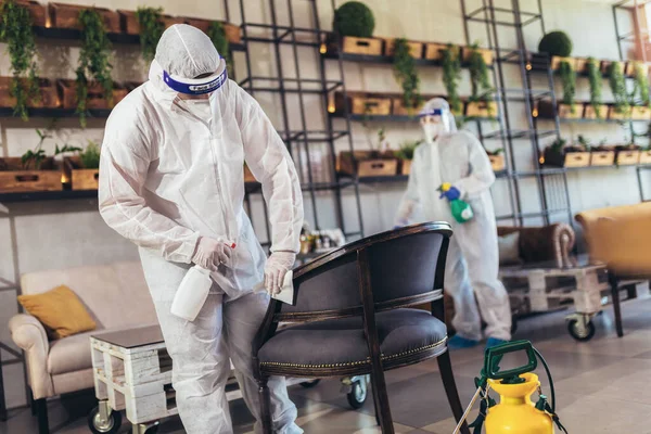 Trabajadores Profesionales Trajes Materiales Peligrosos Desinfectando Interiores Cafetería Restaurante Riesgo — Foto de Stock