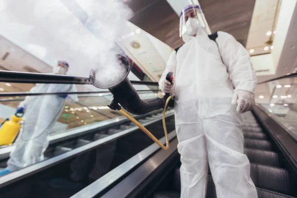 Trabajadores Profesionales Trajes Materiales Peligrosos Desinfectando Interiores Centros Comerciales Riesgo —  Fotos de Stock