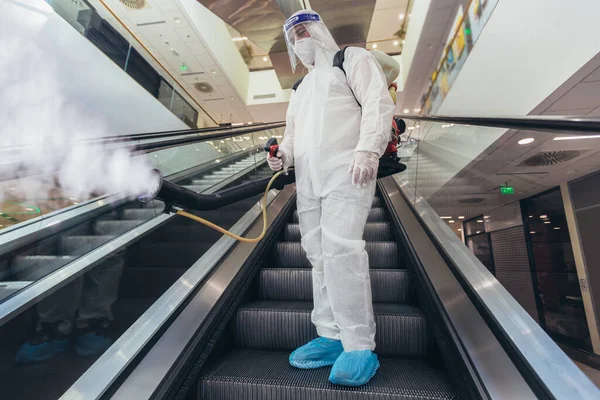 Trabajadores Profesionales Trajes Materiales Peligrosos Desinfectando Interiores Centros Comerciales Riesgo — Foto de Stock