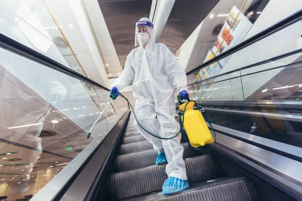 Trabajadores Profesionales Trajes Materiales Peligrosos Desinfectando Interiores Centros Comerciales Riesgo —  Fotos de Stock