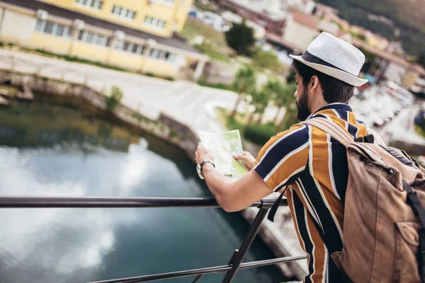 Knappe Bebaarde Toerist Met Rugzak Maakt Reizen Door Stad — Stockfoto