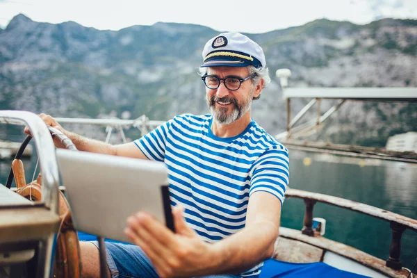 Uomo Maturo Piedi Sul Ponte Della Sua Barca Utilizzando Tablet — Foto Stock