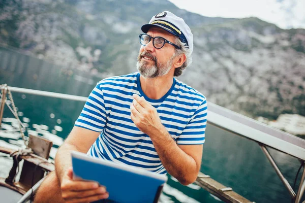 Uomo Maturo Piedi Sul Ponte Della Sua Barca Utilizzando Tablet — Foto Stock