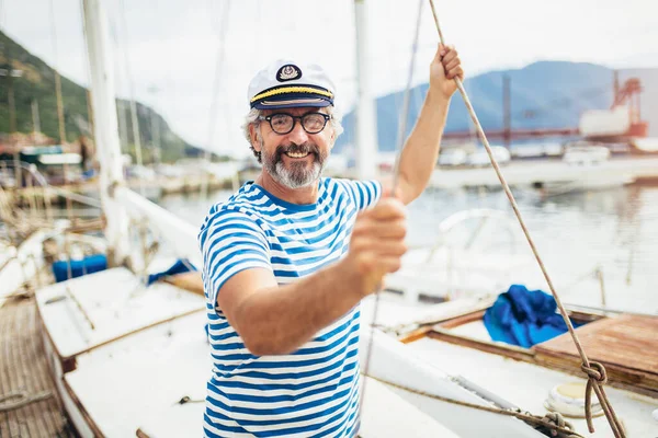 Bonito Homem Sênior Viajando Veleiro — Fotografia de Stock