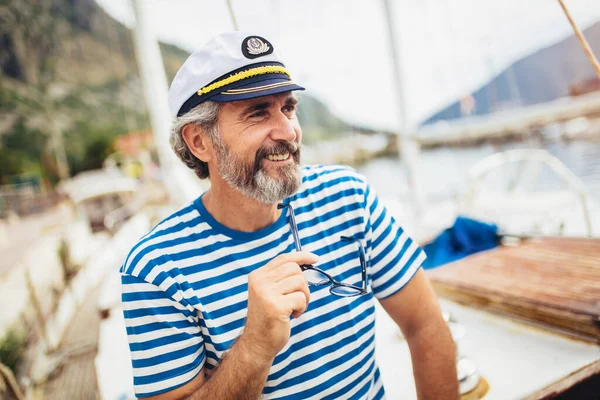 Bonito Homem Sênior Viajando Veleiro — Fotografia de Stock