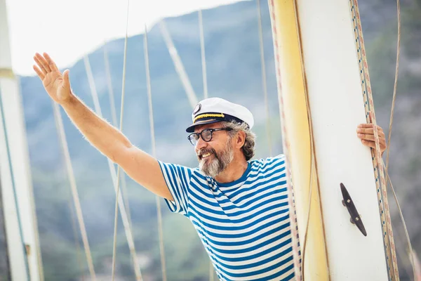 Knappe Oudere Man Zeilboot — Stockfoto