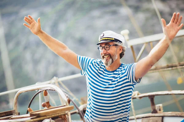 Bonito Homem Sênior Viajando Veleiro — Fotografia de Stock