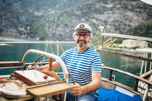 Schöner Älterer Mann Auf Segelboot Unterwegs — Stockfoto