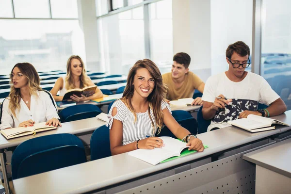 Univerzitní Studenti Studují Společně Třídě — Stock fotografie