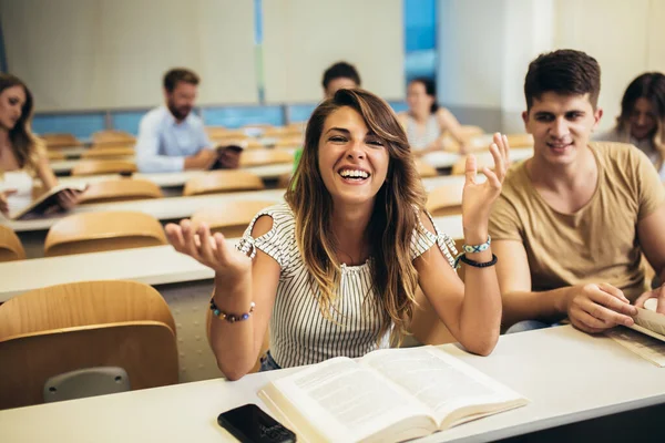 Univerzitní Studenti Studují Společně Třídě — Stock fotografie