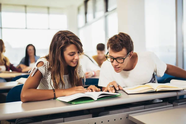 Univerzitní Studenti Studují Společně Třídě — Stock fotografie