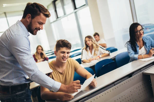 Grupo Estudiantes Sonrientes Profesor Con Cuaderno Aula — Foto de Stock