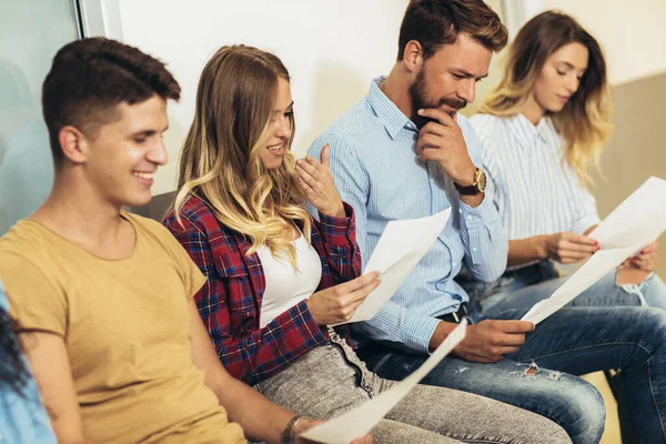 Jóvenes Empresarios Esperando Entrevista Trabajo — Foto de Stock