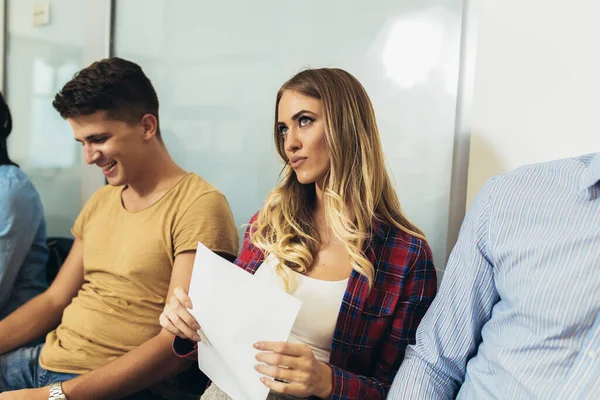 Giovani Imprenditori Attesa Colloquio Lavoro — Foto Stock