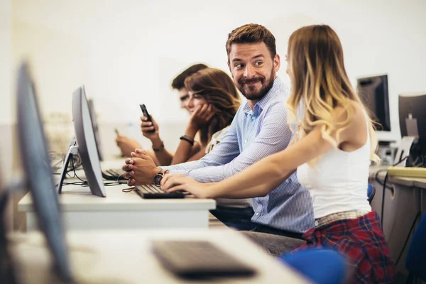 Estudantes Universitários Sentados Uma Sala Aula Usando Computadores Durante Aula — Fotografia de Stock