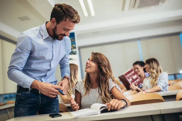 Groep Van Lachende Studenten Leraar Met Notitieboekje Klas — Stockfoto