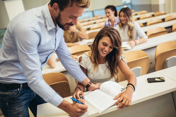 Groep Van Lachende Studenten Leraar Met Notitieboekje Klas — Stockfoto