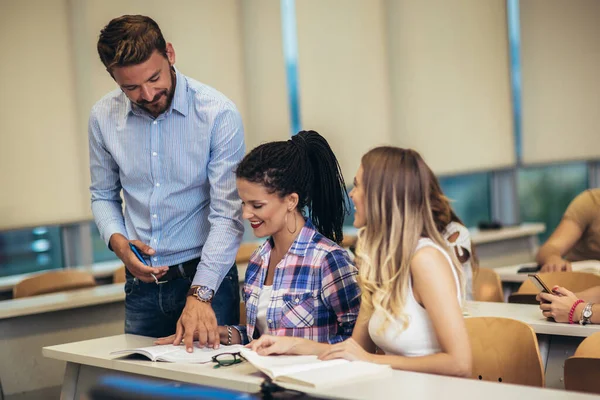 Groep Van Lachende Studenten Leraar Met Notitieboekje Klas — Stockfoto