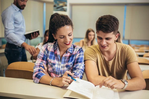 Skupina Usměvavých Studentů Učitelů Notebookem Třídě — Stock fotografie