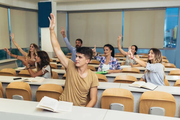 Grupa Studentów Podnosząc Ręce Klasie Wykład — Zdjęcie stockowe