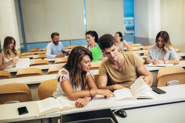 Univerzitní Studenti Studují Společně Třídě — Stock fotografie