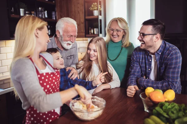 Multi Generation Rodzinny Posiłek Gotowania Domu — Zdjęcie stockowe