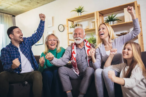 Tre Generationer Familj Sitter Soffan Vardagsrummet Titta Fotboll Match Tillsammans — Stockfoto