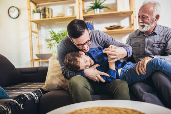 Tres Generaciones Hombres Sientan Sofá Divirtiéndose —  Fotos de Stock