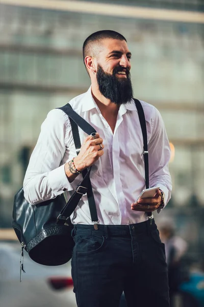 Jonge Bebaarde Zakenman Praat Zijn Telefoon Buiten — Stockfoto