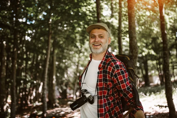 Idős Ember Egy Túrán Erdőben — Stock Fotó