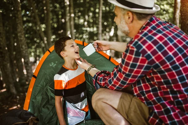 Băiat Camping Bunicul Pădure — Fotografie, imagine de stoc
