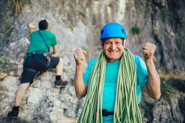 Homem Sênior Com Uma Corda Preparando Para Subir Rocha — Fotografia de Stock