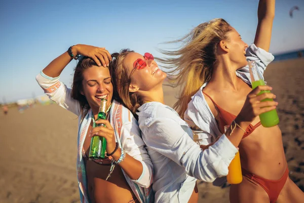 Τρεις Φίλοι Περπατούν Στην Παραλία Και Γελάνε Μια Καλοκαιρινή Μέρα — Φωτογραφία Αρχείου