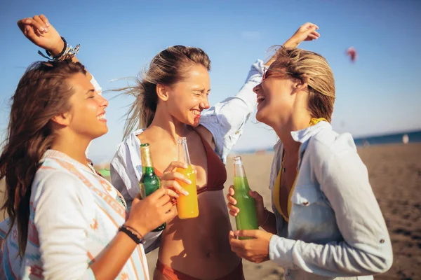 Ομάδα Τριών Όμορφων Ελκυστικών Νεαρών Γυναικών Που Διασκεδάζουν Στην Παραλία — Φωτογραφία Αρχείου