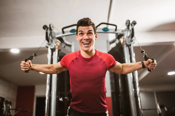 Junger Schöner Mann Macht Übungen Fitnessstudio — Stockfoto