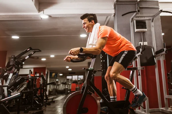 Jeune Homme Faisant Exercice Sur Vélo Elliptique Dans Club Gym — Photo