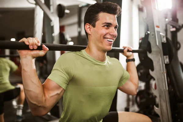 Ung Stilig Man Gör Övningar Gym — Stockfoto