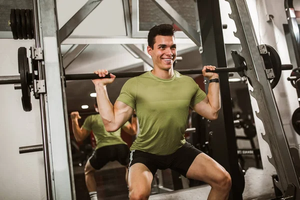 Joven Hombre Guapo Haciendo Ejercicios Gimnasio — Foto de Stock